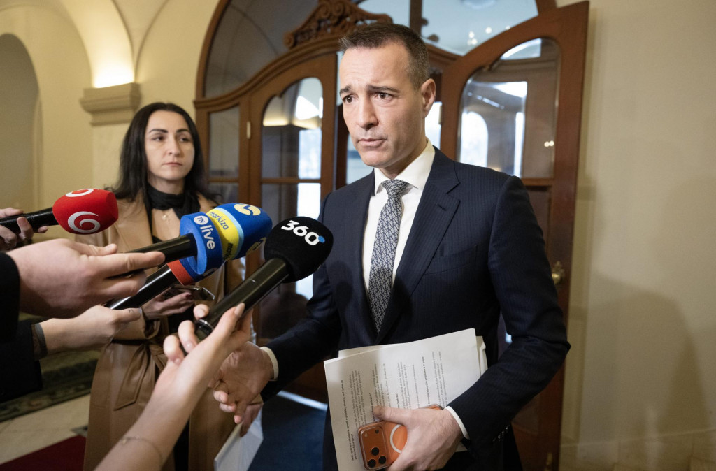 Minister &scaron;kolstva Tom&aacute;&scaron; Drucker tvrd&iacute;, že nasadenie mas&iacute;vneho syst&eacute;mu ePrihl&aacute;&scaron;ky prin&aacute;&scaron;a aj nedostatky. FOTO: TASR/P. Neubauer