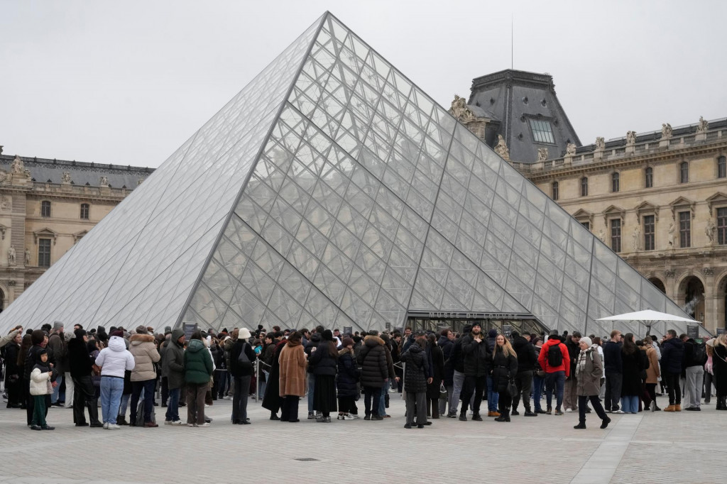 Ľudia čakaj&uacute; v rade pred m&uacute;zeom Louvre v Par&iacute;ži 13. febru&aacute;ra 2026. FOTO: TASR/AP