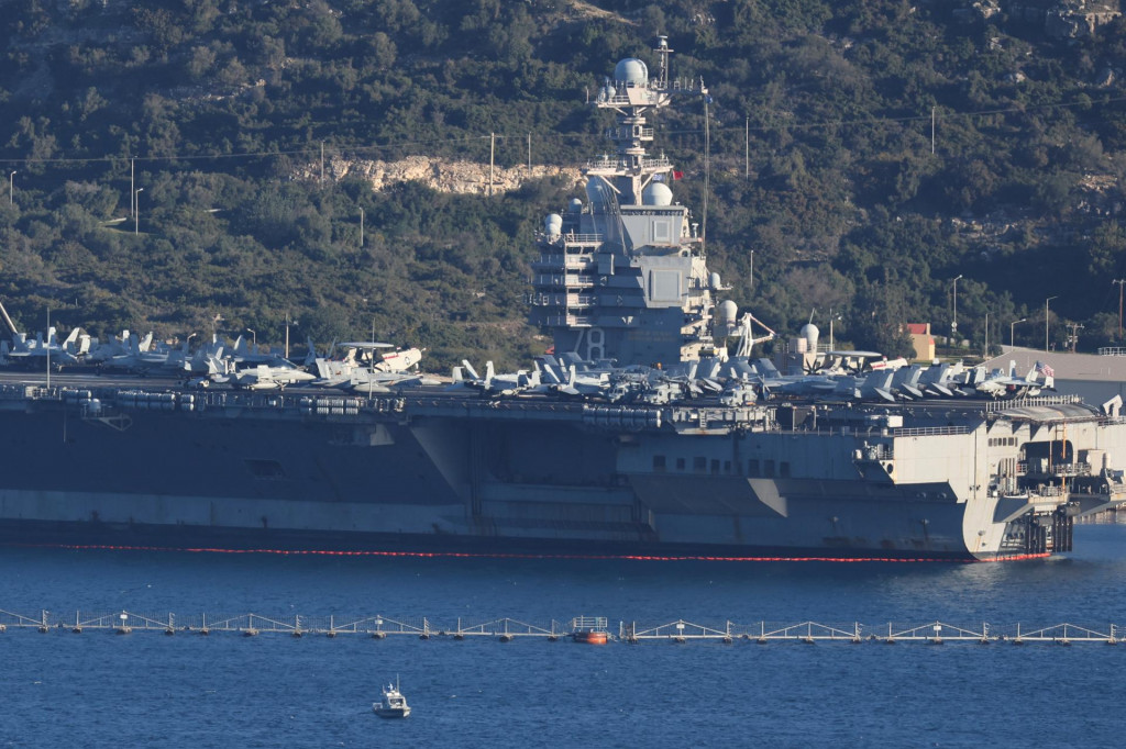 Najv&auml;č&scaron;ia lietadlov&aacute; loď na svete USS Gerald R. Ford kotv&iacute; na americkej n&aacute;mornej z&aacute;kladni na gr&eacute;ckom ostrove Kr&eacute;ta v utorok 24. febru&aacute;ra 2026. FOTO: TASR/AP