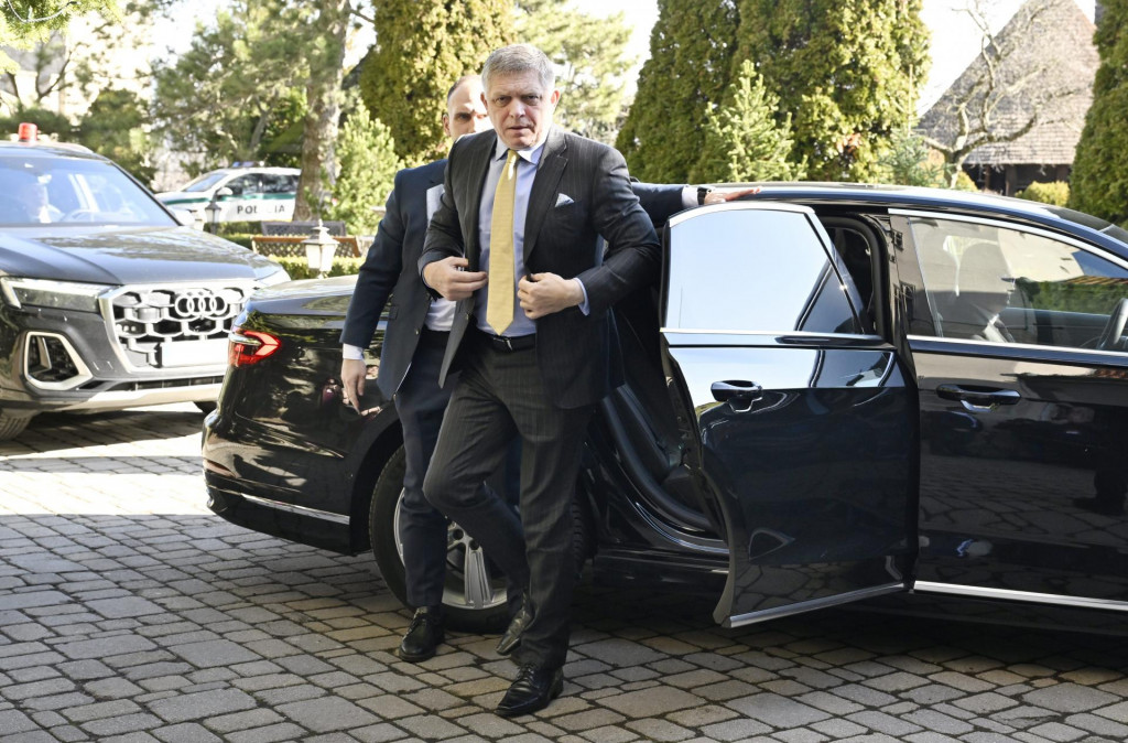Predseda vl&aacute;dy Robert Fico počas v&yacute;jazdov&eacute;ho rokovania na Smolenickom z&aacute;mku. FOTO: TASR/P. Neubauer