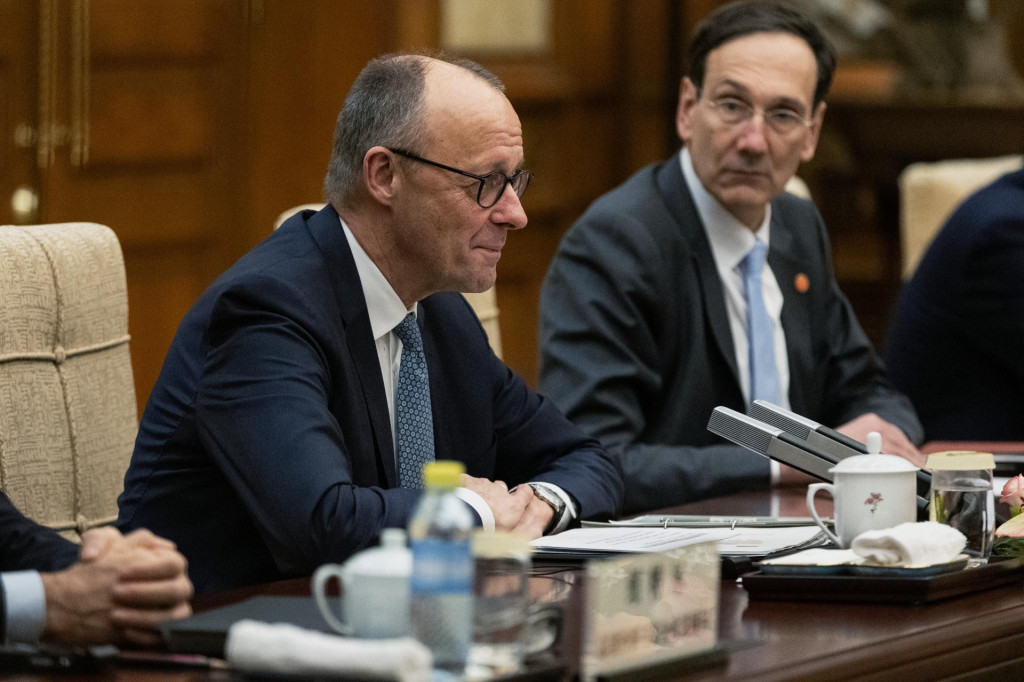 Na sn&iacute;mke nemeck&yacute; kancel&aacute;r Friedrich Merz počas stretnutia s č&iacute;nskym ministrom zahraničn&yacute;ch vec&iacute; Wangom I v Pekingu. FOTO: TASR/AP