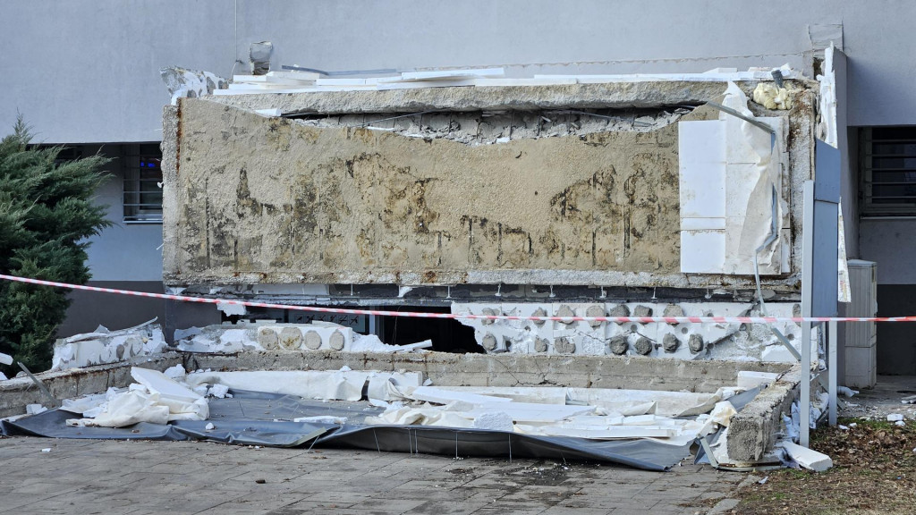 Z budovy Klientskeho centra na Z&aacute;hradn&iacute;ckej ulici v Kom&aacute;rne spadla časť strechy. FOTO: TASR/Milan Drozd