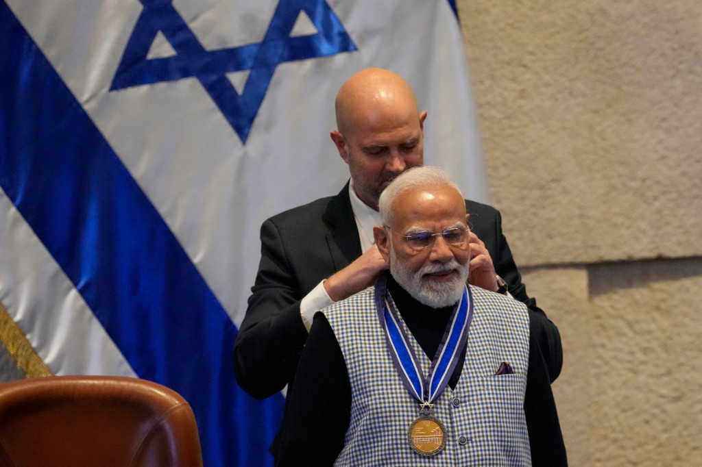Predseda izraelsk&eacute;ho parlamentu (Knesetu) Amir Ohana d&aacute;va medailu indick&eacute;mu premi&eacute;rovi Nar&eacute;ndrovi M&oacute;d&iacute;mu v parlamente (Knesete) v Jeruzaleme. FOTO: TASR/AP