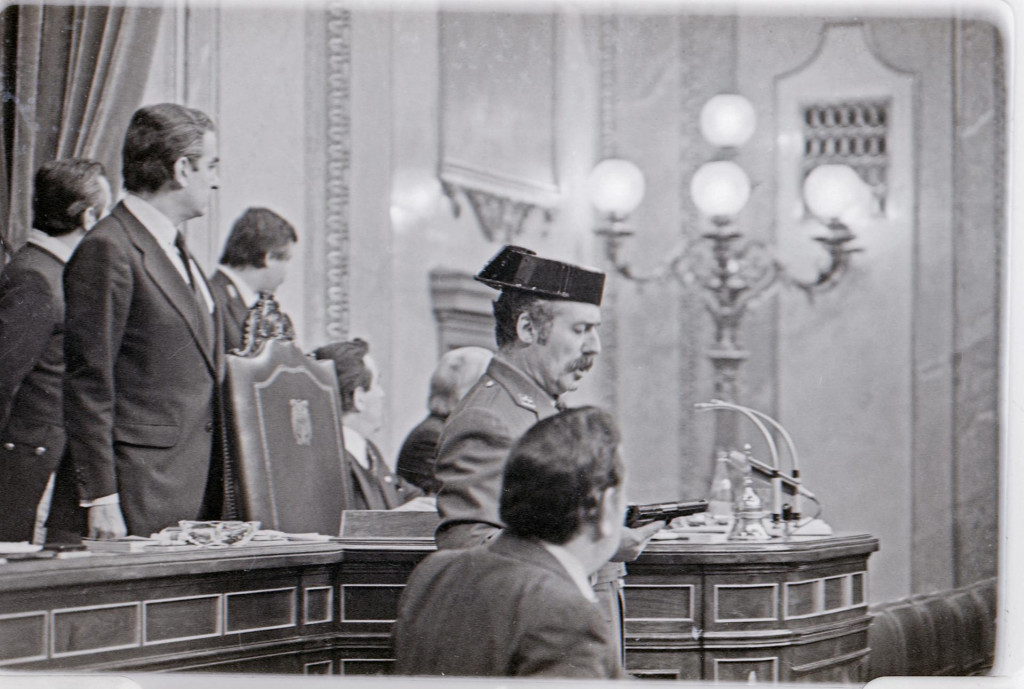 Na arch&iacute;vnej sn&iacute;mke z 23. febru&aacute;ra 1981 podplukovn&iacute;k &scaron;panielskej Civilnej gardy Antonio Tejero drž&iacute; streln&uacute; zbraň počas pokusu o prevrat v &scaron;panielskom parlamente v Madride. FOTO: TASR/AP