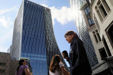 Ľudia prech&aacute;dzaj&uacute; okolo s&iacute;dla Eur&oacute;pskej banky pre obnovu a rozvoj v Canary Wharf v Lond&yacute;ne. FOTO: Reuters