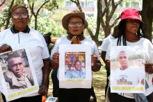 Pr&iacute;buzn&iacute; Keňanov, o ktor&yacute;ch sa predpoklad&aacute;, že bojuj&uacute; za Rusko na Ukrajine, držia fotografie svojich pr&iacute;buzn&yacute;ch počas demon&scaron;tr&aacute;cie v centre Nairobi. FOTO: Reuters