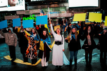 Tento t&yacute;ždeň sa po celom svete konali manifest&aacute;cie na podporu Ukrajiny k &scaron;tvrt&eacute;mu v&yacute;ročiu začiatku ruskej inv&aacute;zie. FOTO: REUTERS