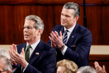 Vpravo minister obrany USA Pete Hegseth a minister financi&iacute; Scott Bessent. FOTO: Reuters