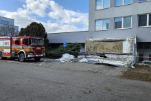 Z budovy Klientskeho centra na Z&aacute;hradn&iacute;ckej ulici v Kom&aacute;rne spadla časť strechy. Pri trag&eacute;dii pri&scaron;la o život jedna osoba, ďal&scaron;ie dve utrpeli zranenia. Na mieste zasahovali v&scaron;etky z&aacute;chrann&eacute; zložky. Kom&aacute;rno, 25. febru&aacute;ra 2026. FOTO: TASR/Milan Drozd