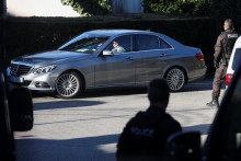 Diplomatick&eacute; auto s ir&aacute;nskou deleg&aacute;ciou prech&aacute;dza v bl&iacute;zkosti rezidencie om&aacute;nskeho veľvyslanca pri OSN vo &Scaron;vajčiarsku. FOTO: Reuters