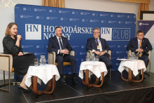Na sn&iacute;mke sprava partner CLA Slovakia Branislav Kov&aacute;č,  viceprezident Republikovej &uacute;nie zamestn&aacute;vateľov Robert Spi&scaron;&aacute;k, prezident Finančnej spr&aacute;vy Jozef Kiss a &scaron;&eacute;fredaktorka Hospod&aacute;rskych nov&iacute;n Marcela &Scaron;imkov&aacute;. FOTO: HN/Peter Mayer