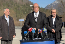 Minister dopravy Jozef R&aacute;ž informuje o &uacute;seku D1 Turany - Hubov&aacute;. FOTO: HN/&Aacute;kos Cs&eacute;plő
