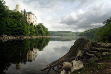 Z&aacute;mok Orl&iacute;k nad vodnou n&aacute;držou Orl&iacute;k. FOTO: Dreamstime