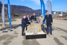 Na sn&iacute;mke zľava Miroslav Potoč a Ivan Dimitrov (Skanska), Jozef R&aacute;ž (nominant Smer-SD), Filip Mach&aacute;ček (NDS) a Michal Jurka (Skanska) klopkaj&uacute; po z&aacute;kladnom kameni počas sl&aacute;vnostn&eacute;ho spustenia v&yacute;stavby &uacute;seku D3 medzi Kysuck&yacute;m Nov&yacute;m Mestom a O&scaron;čadnicou. FOTO: TASR/Radoslav Varga