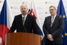 Minister spravodlivosti Česka Jeron&yacute;m Tejc (vľavo) a minister spravodlivosti Boris Susko počas br&iacute;fingu po spoločnom rokovan&iacute;. FOTO: TASR/Pavel Neubauer