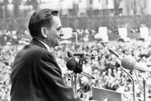 Olof Palme bol &scaron;v&eacute;dskym premi&eacute;rom v rokoch 1969 až 1976 a potom od okt&oacute;bra 1982. Posledn&yacute; febru&aacute;rov&yacute; deň roku 1986 ho v centre &Scaron;tokholmu zavraždil atent&aacute;tnik.