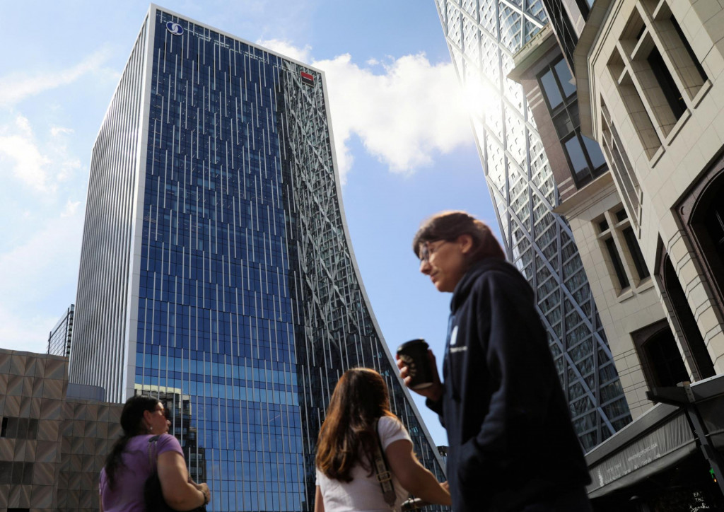 Ľudia prech&aacute;dzaj&uacute; okolo s&iacute;dla Eur&oacute;pskej banky pre obnovu a rozvoj v Canary Wharf v Lond&yacute;ne. FOTO: Reuters