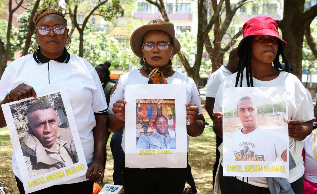 Pr&iacute;buzn&iacute; Keňanov, o ktor&yacute;ch sa predpoklad&aacute;, že bojuj&uacute; za Rusko na Ukrajine, držia fotografie svojich pr&iacute;buzn&yacute;ch počas demon&scaron;tr&aacute;cie v centre Nairobi. FOTO: Reuters