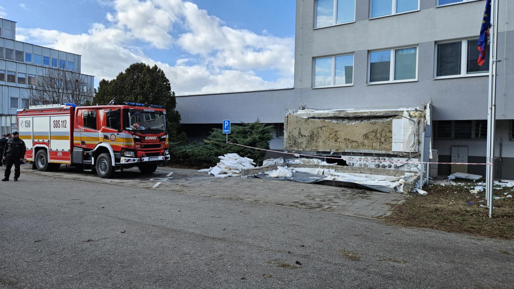 Z budovy Klientskeho centra na Z&aacute;hradn&iacute;ckej ulici v Kom&aacute;rne spadla časť strechy. Pri trag&eacute;dii pri&scaron;la o život jedna osoba, ďal&scaron;ie dve utrpeli zranenia. Na mieste zasahovali v&scaron;etky z&aacute;chrann&eacute; zložky. Kom&aacute;rno, 25. febru&aacute;ra 2026. FOTO: TASR/Milan Drozd