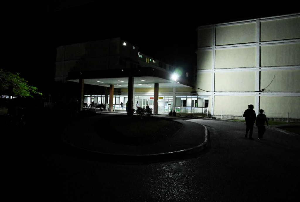 Ľudia sa bl&iacute;žia k vchodu do Provinčnej klinicko-chirurgickej nemocnice &bdquo;Arnaldo Milian Castro&ldquo;, kde podľa miestnych inform&aacute;ci&iacute; o&scaron;etrovali zranen&yacute;ch po ozbrojenom incidente, do ktor&eacute;ho bol zapojen&yacute; r&yacute;chlostn&yacute; čln registrovan&yacute; na Floride a kub&aacute;nska hliadka. FOTO: REUTERS