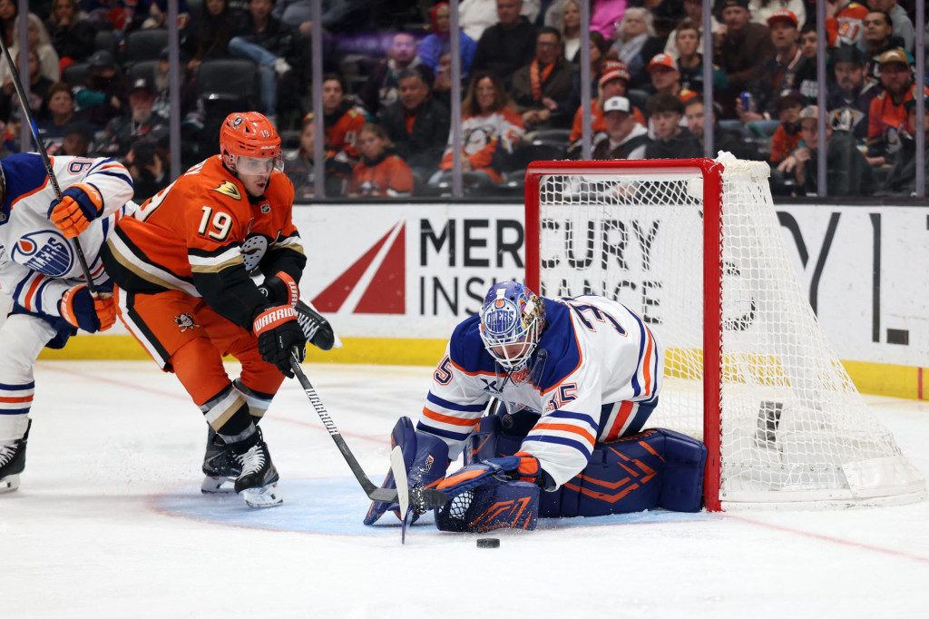 Brank&aacute;r Edmonton Oilers Tristan Jarry (35) predviedol z&aacute;krok, keď sa prav&eacute; kr&iacute;dlo Anaheim Ducks Troy Terry (19) dostalo k puku počas druhej tretiny na &scaron;tadi&oacute;ne Honda Center. FOTO: Kiyoshi Mio/Imagn Images