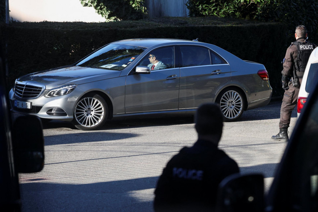 Diplomatick&eacute; auto s ir&aacute;nskou deleg&aacute;ciou prech&aacute;dza v bl&iacute;zkosti rezidencie om&aacute;nskeho veľvyslanca pri OSN vo &Scaron;vajčiarsku. FOTO: Reuters