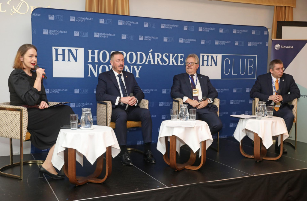 Na sn&iacute;mke sprava partner CLA Slovakia Branislav Kov&aacute;č,  viceprezident Republikovej &uacute;nie zamestn&aacute;vateľov Robert Spi&scaron;&aacute;k, prezident Finančnej spr&aacute;vy Jozef Kiss a &scaron;&eacute;fredaktorka Hospod&aacute;rskych nov&iacute;n Marcela &Scaron;imkov&aacute;. FOTO: HN/Peter Mayer