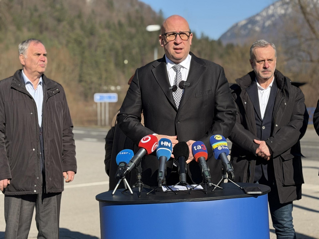 Minister dopravy Jozef R&aacute;ž informuje o &uacute;seku D1 Turany - Hubov&aacute;. FOTO: HN/&Aacute;kos Cs&eacute;plő