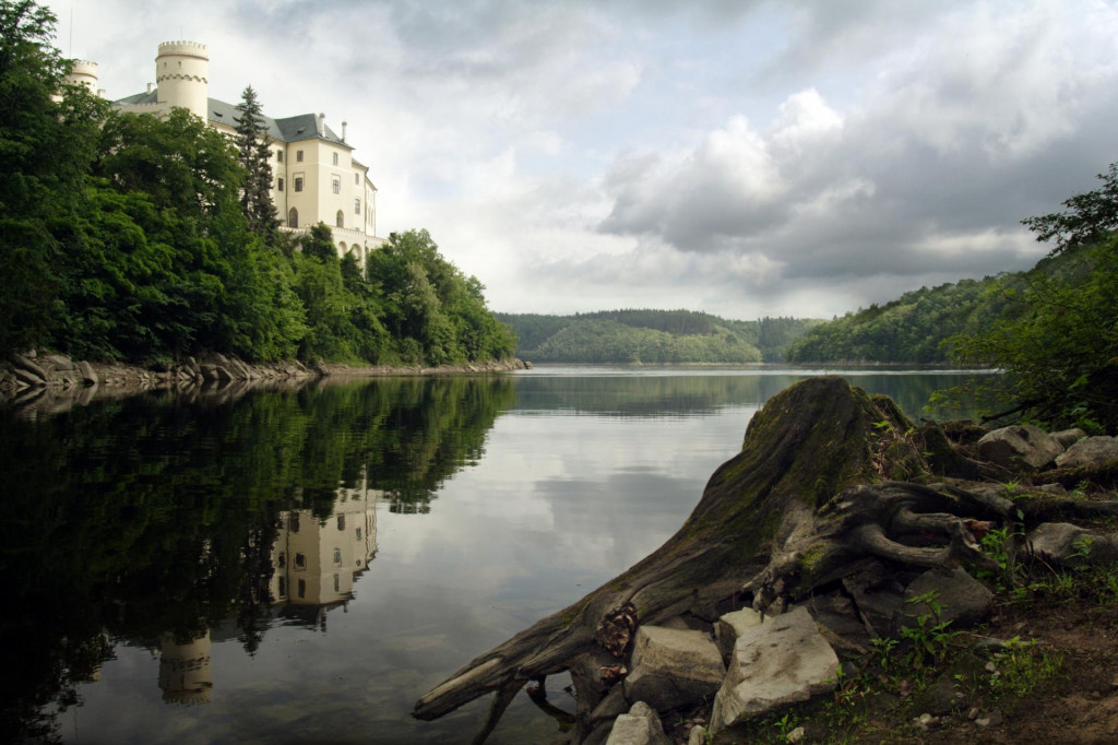Z&aacute;mok Orl&iacute;k nad vodnou n&aacute;držou Orl&iacute;k. FOTO: Dreamstime