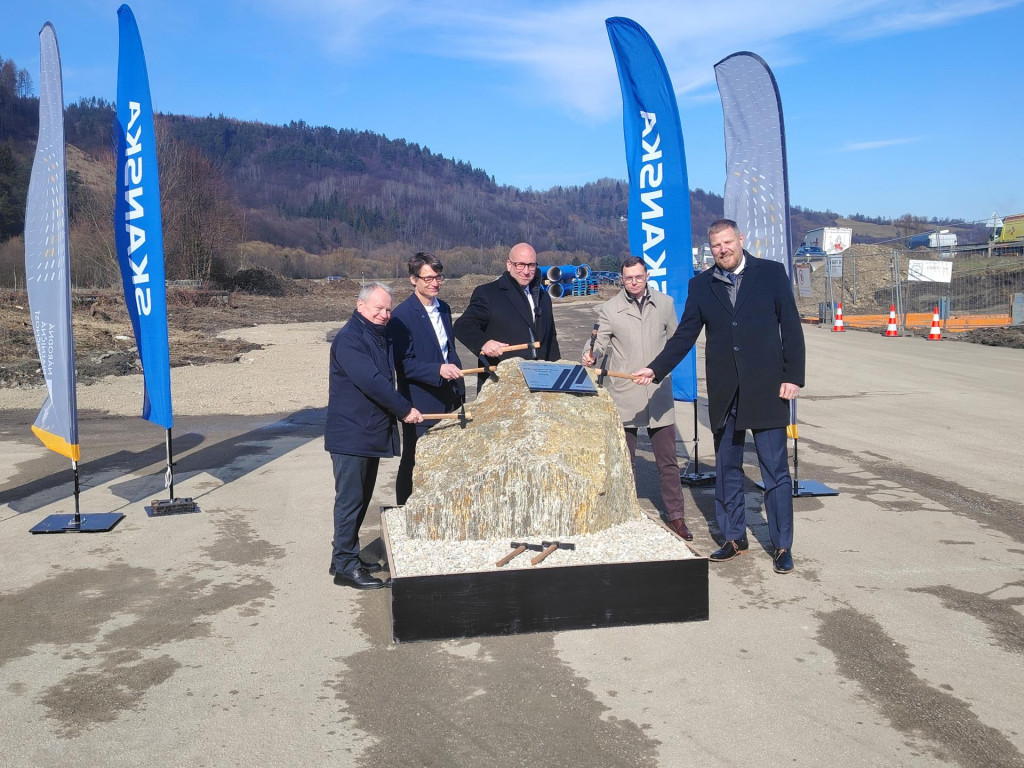 Na sn&iacute;mke zľava Miroslav Potoč a Ivan Dimitrov (Skanska), Jozef R&aacute;ž (nominant Smer-SD), Filip Mach&aacute;ček (NDS) a Michal Jurka (Skanska) klopkaj&uacute; po z&aacute;kladnom kameni počas sl&aacute;vnostn&eacute;ho spustenia v&yacute;stavby &uacute;seku D3 medzi Kysuck&yacute;m Nov&yacute;m Mestom a O&scaron;čadnicou. FOTO: TASR/Radoslav Varga