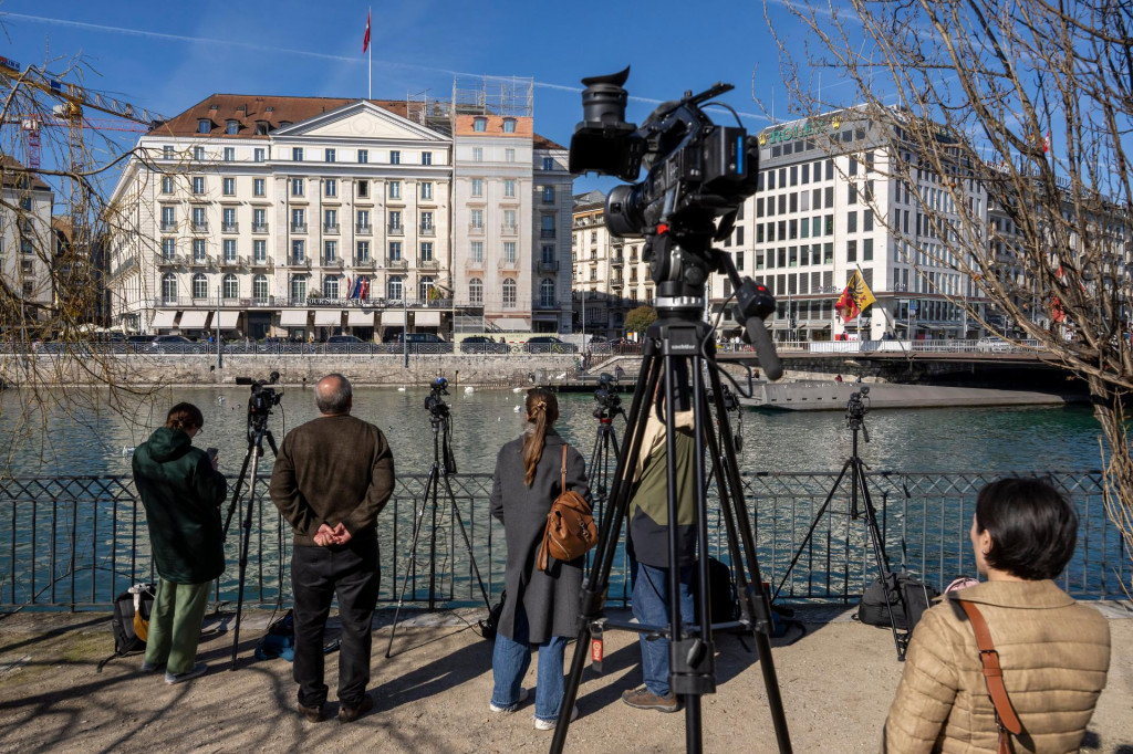 Novin&aacute;ri s&uacute; pred hotelom Bergues v Ženeve. FOTO: TASR/AP
