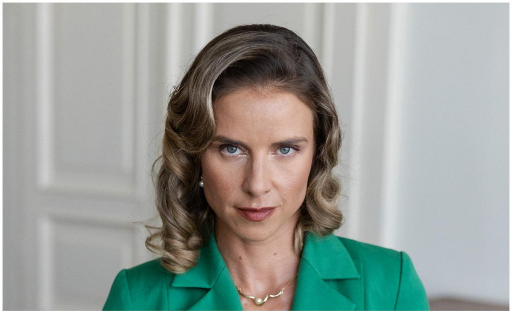 Adela sa dozvedela, že je tehotn&aacute;.