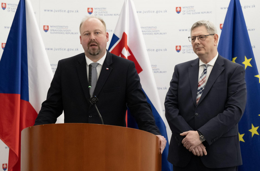 Minister spravodlivosti Česka Jeron&yacute;m Tejc (vľavo) a minister spravodlivosti Boris Susko počas br&iacute;fingu po spoločnom rokovan&iacute;. FOTO: TASR/Pavel Neubauer