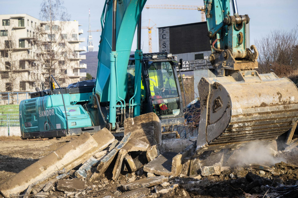 &Scaron;tadi&oacute;n &Scaron;portov&eacute;ho centra pol&iacute;cie počas začiatku prvej f&aacute;zy obnovy v bratislavskej mestskej časti D&uacute;bravka. FOTO: TASR/Jakub Kotian