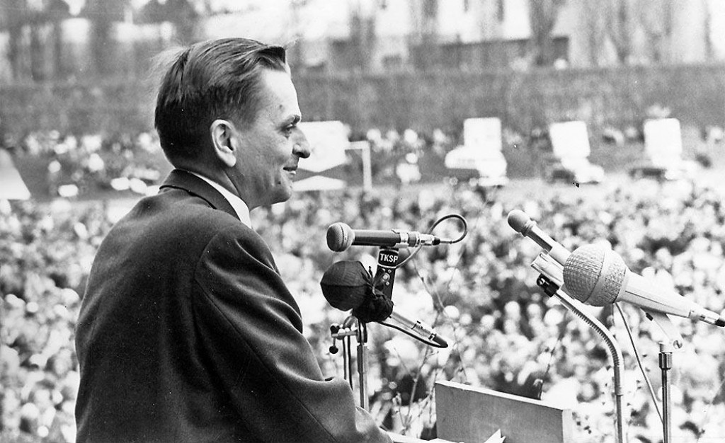 Olof Palme bol &scaron;v&eacute;dskym premi&eacute;rom v rokoch 1969 až 1976 a potom od okt&oacute;bra 1982. Posledn&yacute; febru&aacute;rov&yacute; deň roku 1986 ho v centre &Scaron;tokholmu zavraždil atent&aacute;tnik.