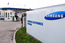 Vo v&yacute;robnom z&aacute;vode Samsungu v Galante pracuje podľa predsedu vl&aacute;dy približne 750 zamestnancov. FOTO: TASR/Henrich Mi&scaron;ovič