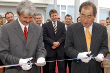 Predseda vl&aacute;dy Mikul&aacute;&scaron; Dzurinda v j&uacute;li 2003 otv&aacute;ral z&aacute;vod na v&yacute;robu monitorov a obrazoviek spoločnosti Samsung Electronics Slovakia v Galante. FOTO: Arch&iacute;v TASR