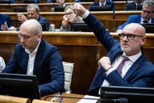 Poslanci Karol Galek a Branislav Gr&ouml;hling. FOTO TASR