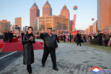 Doma ležia Severok&oacute;rejčania Kim Čong-unovi pri noh&aacute;ch &ndash; teda ak by sme chceli veriť nesp&uacute;tan&yacute;m lich&ocirc;tkam, ktor&yacute;mi ho zahŕňa tamoj&scaron;ia propaganda. FOTO: REUTERS/KCNA