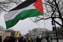 Demon&scaron;trant m&aacute;va palest&iacute;nskou vlajkou počas protestu neďaleko budovy Americk&eacute;ho in&scaron;tit&uacute;tu mieru vo Washingtone. FOTO: Reuters