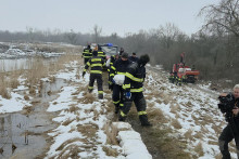 Na sn&iacute;mke z&aacute;sah hasičov po &uacute;niku l&aacute;tok na odkalisku v katastri obce Nižn&yacute; Hrabovec v okrese Vranov nad Topľou. FOTO TASR