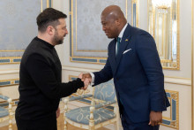 Ukrajinsk&yacute; prezident Volodymyr Zelenskyj v&iacute;ta ghansk&eacute;ho ministra zahraničn&yacute;ch vec&iacute; Samuela Okudzeta Ablakwu. FOTO: Reuters