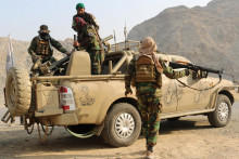 Vojaci Talibanu nab&iacute;jaj&uacute; raketomet do vozidla po prestrelke medzi pakistansk&yacute;mi a afgansk&yacute;mi silami neďaleko hran&iacute;c s Pakistanom. FOTO: Reuters