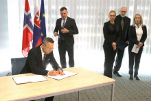 Predstavitelia vl&aacute;dy koncom t&yacute;ždňa nav&scaron;t&iacute;vili hlinik&aacute;reň. Na sn&iacute;mke minister financi&iacute; Ladislav Kamenick&yacute; počas podpisu Memoranda o porozumen&iacute; o opatreniach na podporu v&yacute;roby prim&aacute;rneho hlin&iacute;ka v spoločnosti Slovalco. FOTO: TASR/J. Kro&scaron;l&aacute;k
