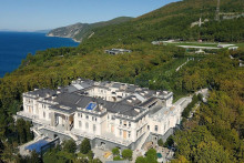 Rusk&yacute; prezident Vladim&iacute;r Putin vlastn&iacute; luxusn&uacute; rezidenciu na pobrež&iacute; Čierneho mora, ktorej v&yacute;stavba st&aacute;la v prepočte takmer 1,2 miliardy eur. FOTO: Pal&aacute;c pre Putina