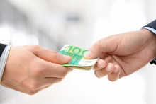 Bežnou chybou je predstava, že limit sa d&aacute; ob&iacute;sť rozdelen&iacute;m platby na viac čast&iacute;.