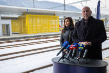 Na sn&iacute;mke &scaron;t&aacute;tna tajomn&iacute;čka ministerstva dopravy Denisa Žil&aacute;kov&aacute; a minister dopravy Jozef R&aacute;ž počas tlačovej konferencie pri pr&iacute;ležitosti ukončenia moderniz&aacute;cie železničn&eacute;ho uzla v Žiline.  FOTO: TASR/D. Stehl&iacute;k