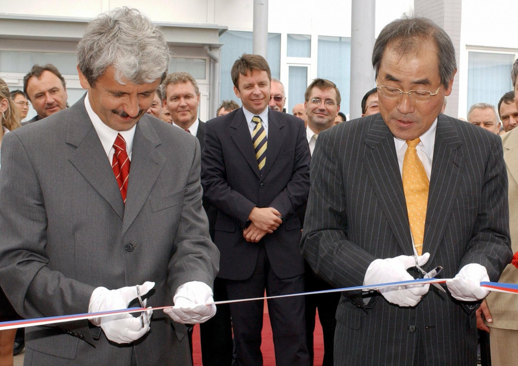 Predseda vl&aacute;dy Mikul&aacute;&scaron; Dzurinda v j&uacute;li 2003 otv&aacute;ral z&aacute;vod na v&yacute;robu monitorov a obrazoviek spoločnosti Samsung Electronics Slovakia v Galante. FOTO: Arch&iacute;v TASR