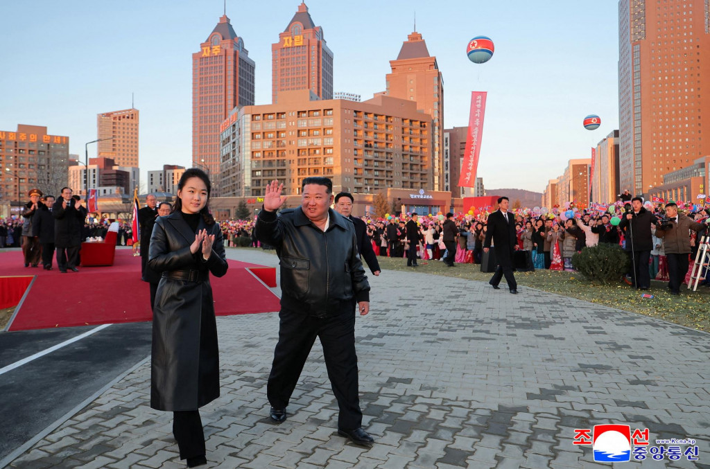Doma ležia Severok&oacute;rejčania Kim Čong-unovi pri noh&aacute;ch &ndash; teda ak by sme chceli veriť nesp&uacute;tan&yacute;m lich&ocirc;tkam, ktor&yacute;mi ho zahŕňa tamoj&scaron;ia propaganda. FOTO: REUTERS/KCNA