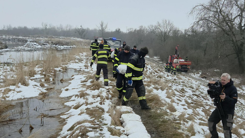 Na sn&iacute;mke z&aacute;sah hasičov po &uacute;niku l&aacute;tok na odkalisku v katastri obce Nižn&yacute; Hrabovec v okrese Vranov nad Topľou. FOTO TASR